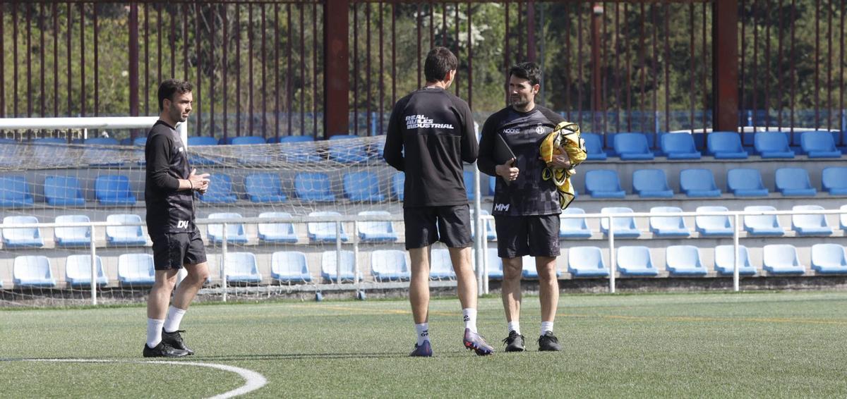 Por la izquierda, Guillermo Suárez (segundo entrenador), Hugo Laviana (preparador físico) y Lolo Escobar