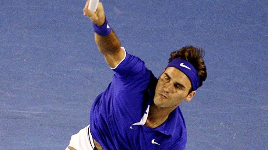 Roger Federer devuelve la bola a Martín del Potro. / daniel muñoz