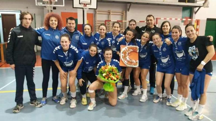 Plantilla del Meloxeira femenino tras cumplir su proeza. // FDV