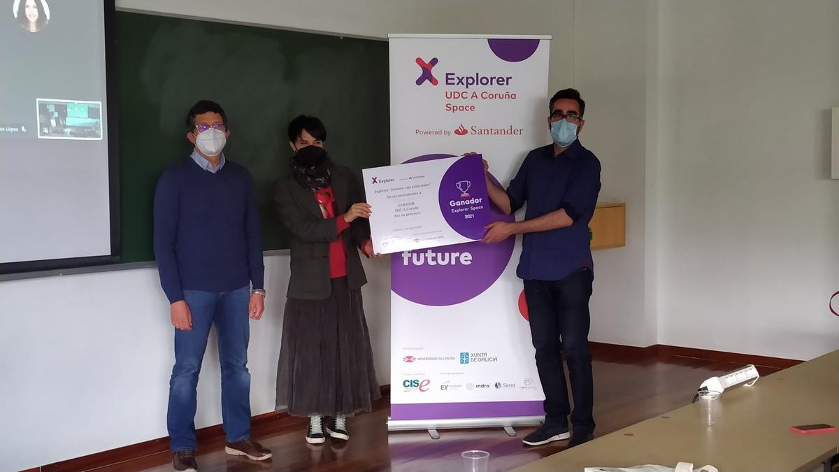 Á dereita, Antonio Arias, creador de Insectos Galicia, xunto coa vicerreitora de Estudantes, Participación e Empregabilidade, María José Lombardía, e o seu adxunto, José Rodrigo Sanjurjo Amado, na Facultade de Informática do Campus de Coruña