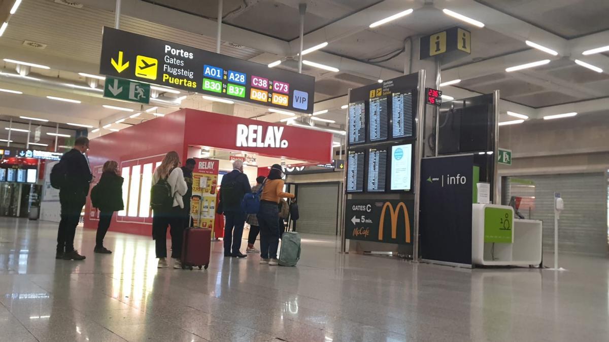 Interrumpen la actividad en el aeropuerto de Palma por la presencia de pasajeros en las pistas