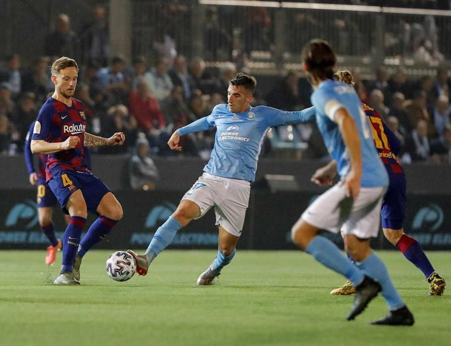 El centrocampista del Ibiza, Javi Pérez (c) intenta controlar el balón ante el centrocampista croata del Barcelona, Ivan Rakitic