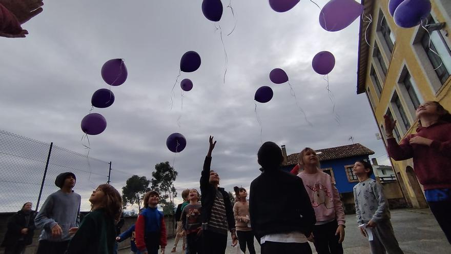 El emotivo adiós de su colegio a la profesora muerta por el kamikaze: globos y mucho cariño