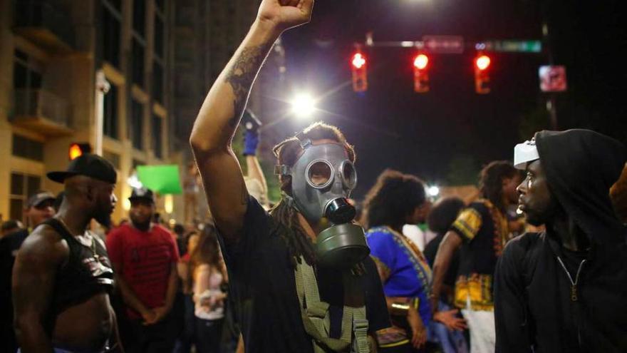 Una manifestante se protege con una máscara antigás en Charlotte.