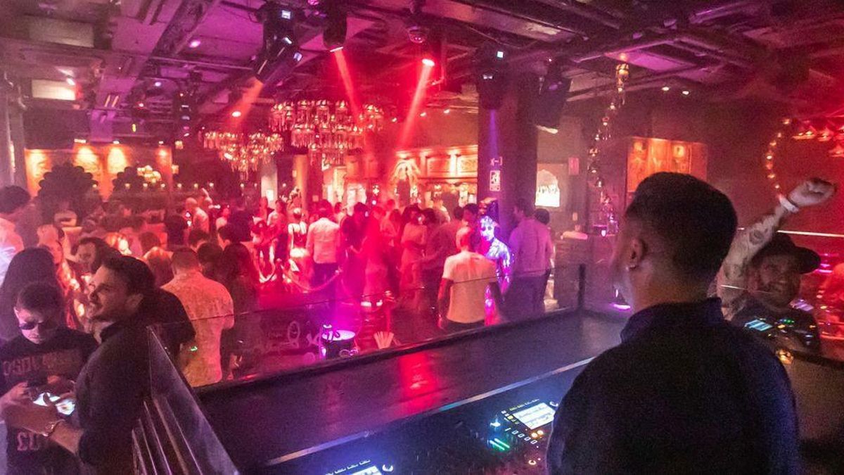 Jóvenes se divierten por la noche en un pub, en una fotografía de archivo.