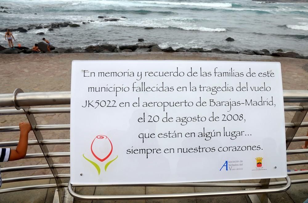 Arucas rinde homenaje a los fallecidos en el vuelo JK5022