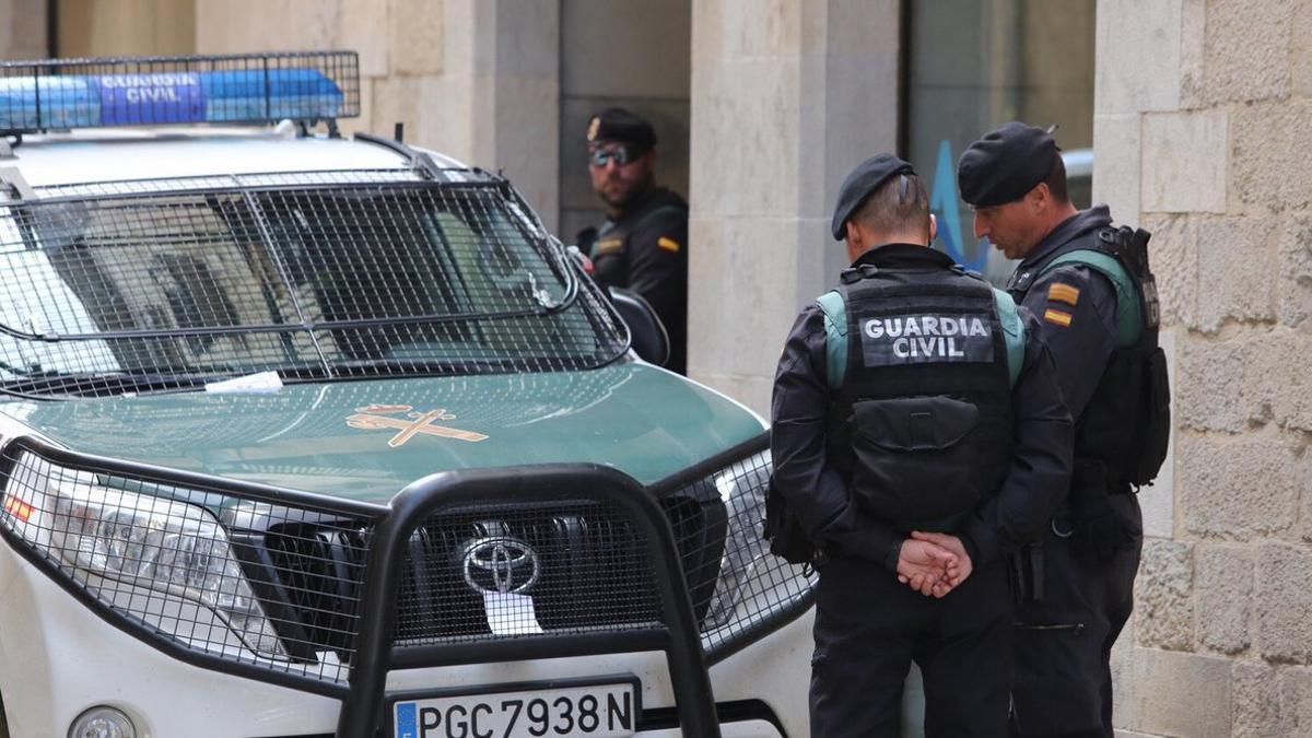 Imagen de archivo de dos agentes de la Guardia Civil