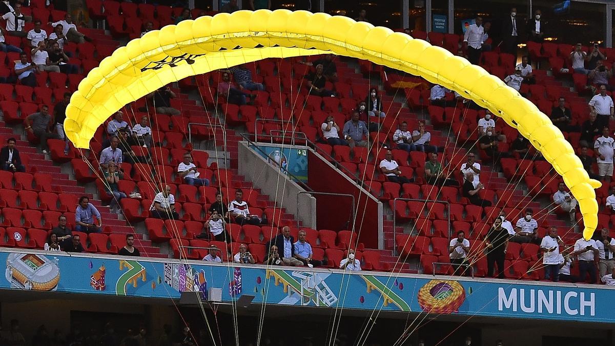 Activista de Greenpeace pierde el control del paracaídas y cae en el Allianz Arena