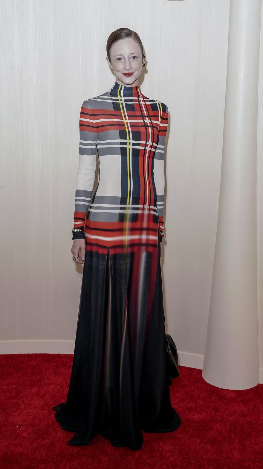 Andrea Riseborough, de Loewe, en la alfombra roja de los Premios Oscar 2024.