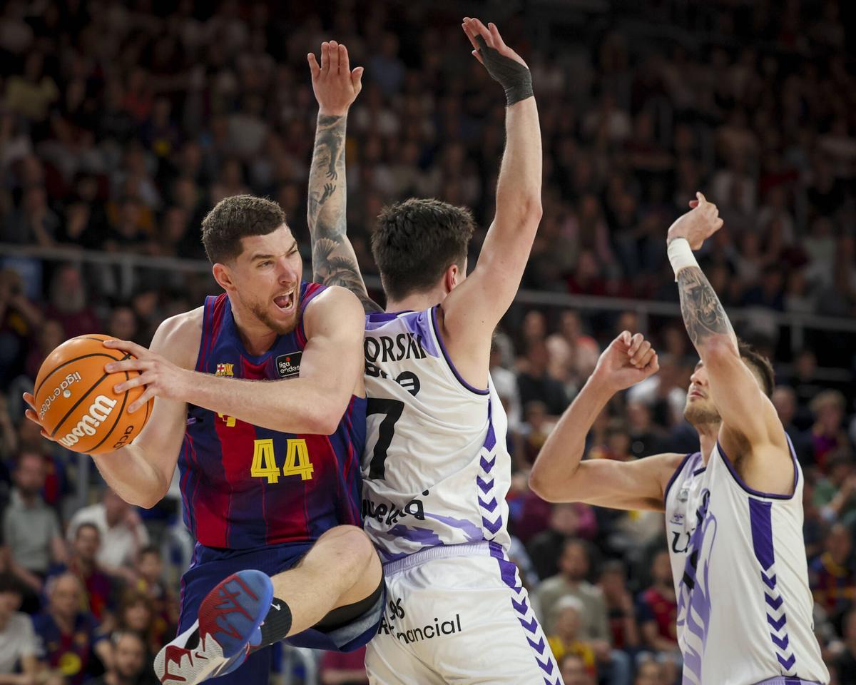 Joel Parra captura un rebote ofensivo durante el partido entre el Barça y el Surne Bilbao.