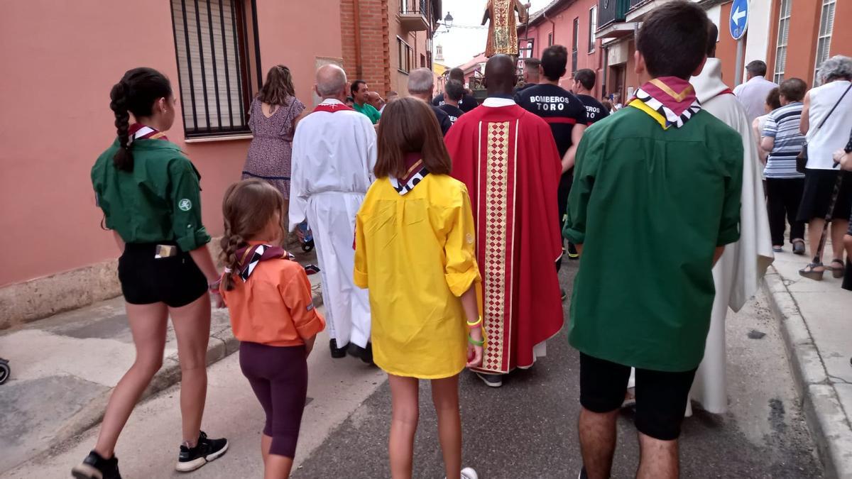 Grupo de Scouts en la procesión