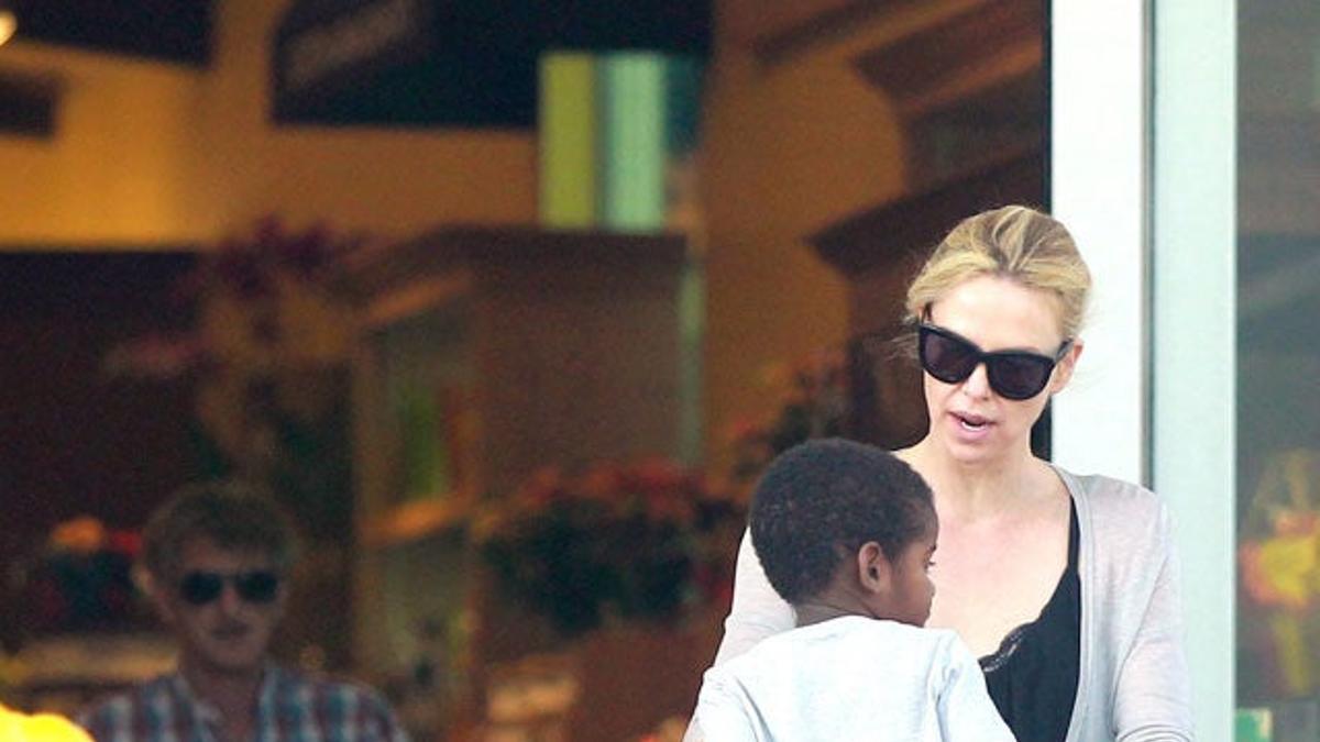 Charlize Theron y Sean Penn hacen la compra en familia