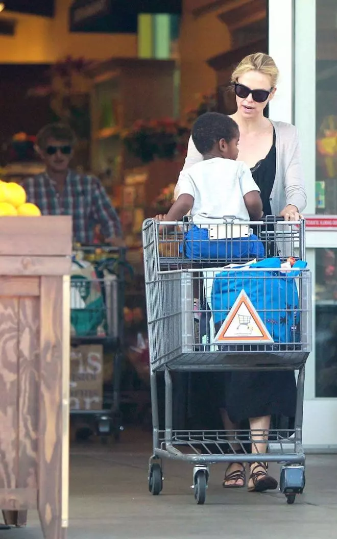 Charlize Theron y Sean Penn hacen la compra en familia