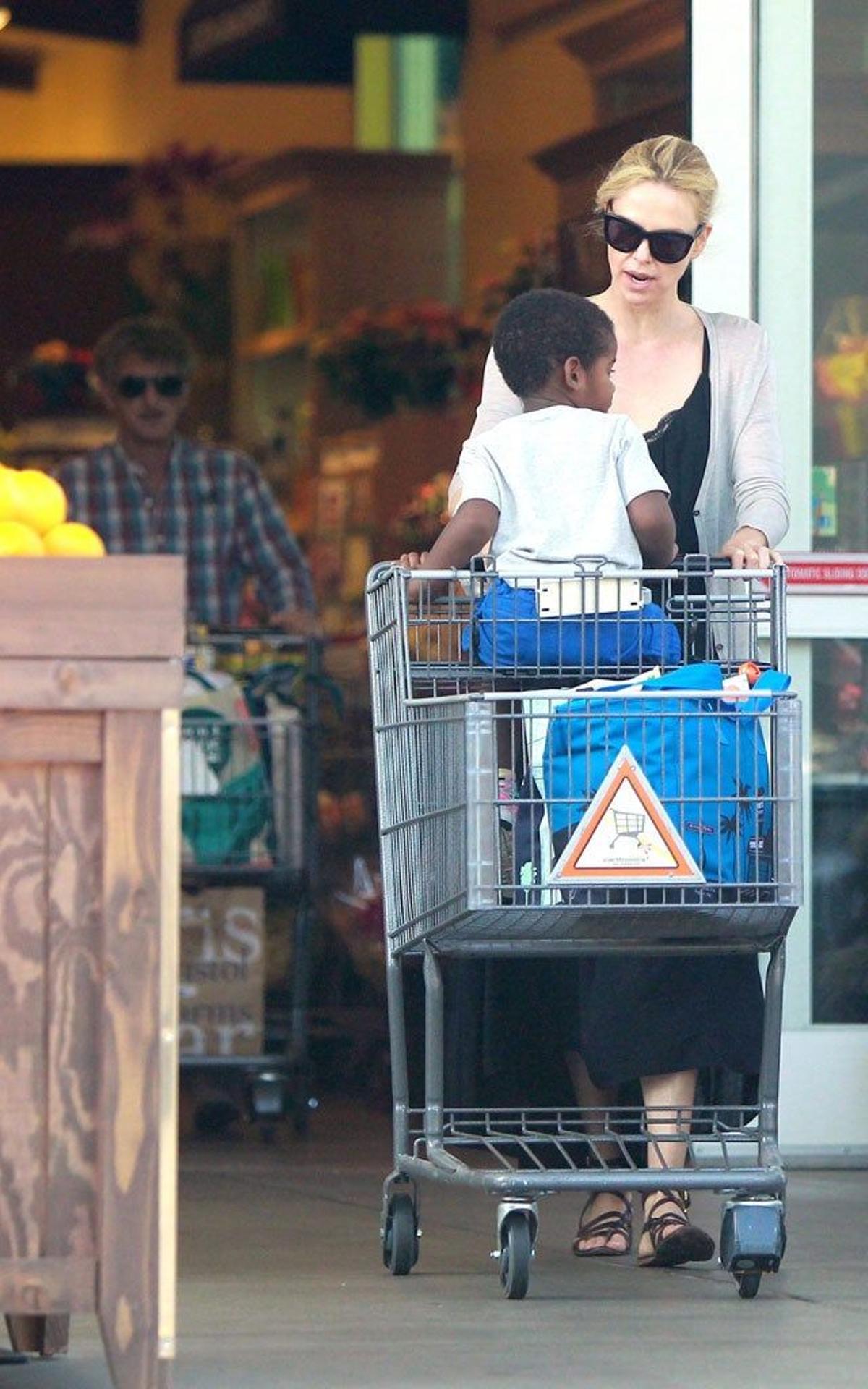 Charlize Theron sale del supermercado con Jackson