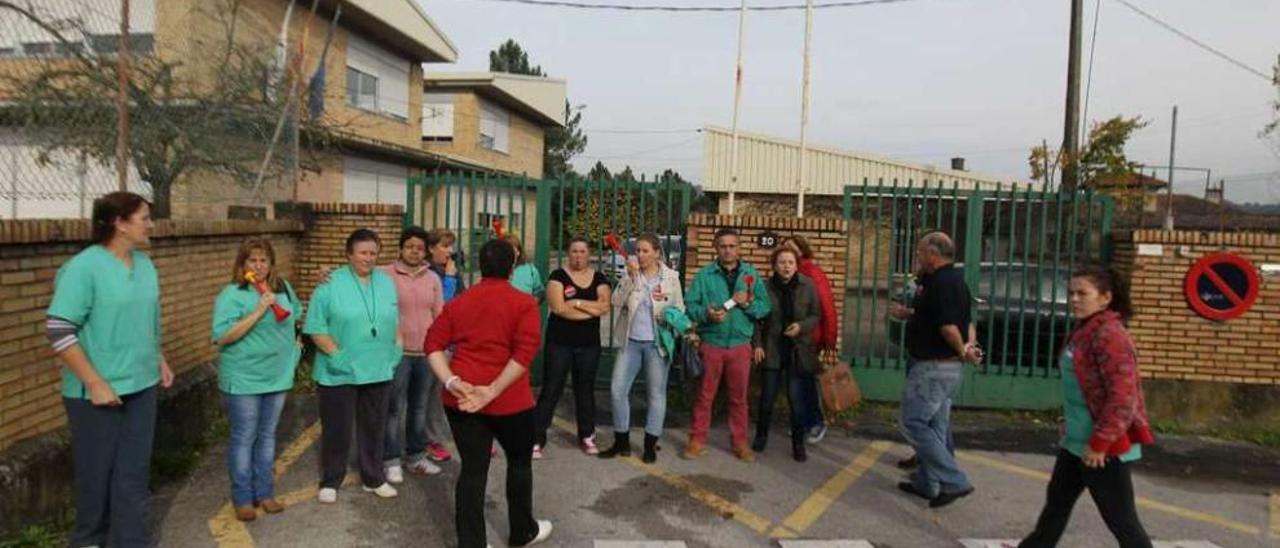 Trabajadores de la actual concesionaria manifestándose ante el colegio de Seixalbo. //J.Regal