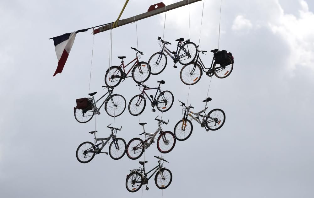 Bicicletas colgadas al lado de la carretera en la 104ª carrera del Tour de Francia, 7ª etapa de Troyes a Nuits-Saint-Georgesdel, Francia