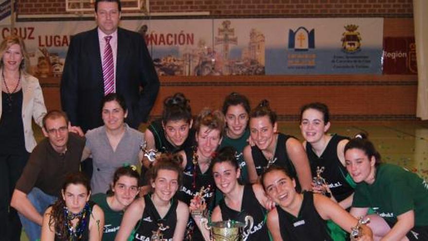 Las vencedoras de la final femenina, Jesuitinas, posan delante de la cámara