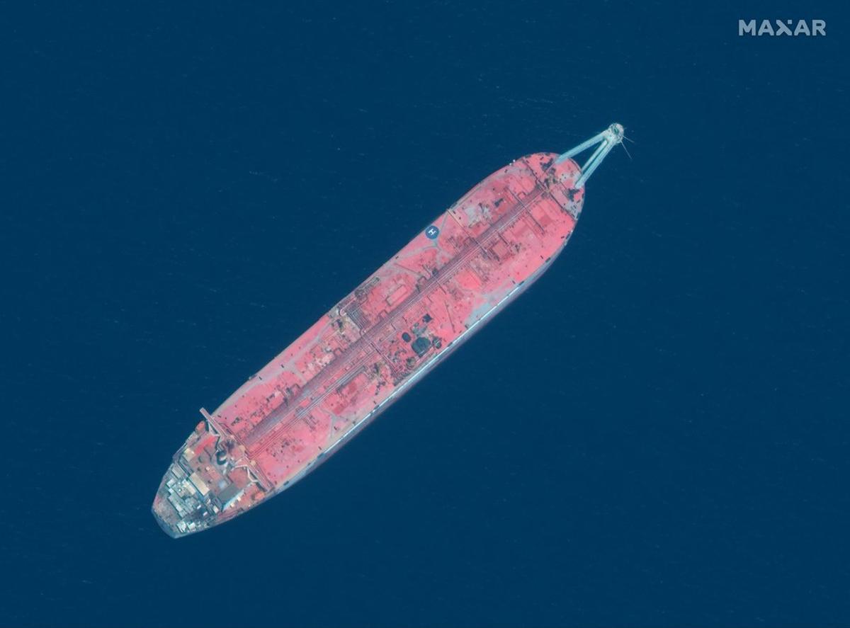 A handout satellite image released July 15, 2020 shows a close up view of FSO Safer oil tanker anchored off the marine terminal of Ras Isa, Yemen June 17, 2020. Picture taken June 17, 2020. Satellite image Â©2020 Maxar Technologies via REUTERS ATTENTION EDITORS - THIS IMAGE HAS BEEN SUPPLIED BY A THIRD PARTY. MANDATORY CREDIT. NO RESALES. NO ARCHIVES. MUST NOT OBSCURE WATERMARK