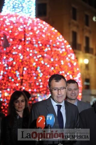 Estrellas y bolas ya brillan en las calles de Murcia