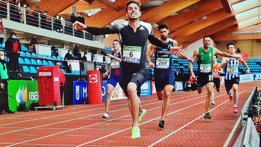 Imagen del desenlace de la prueba de 400 metros, con Samuel García por detrás de Óscar Husillos.