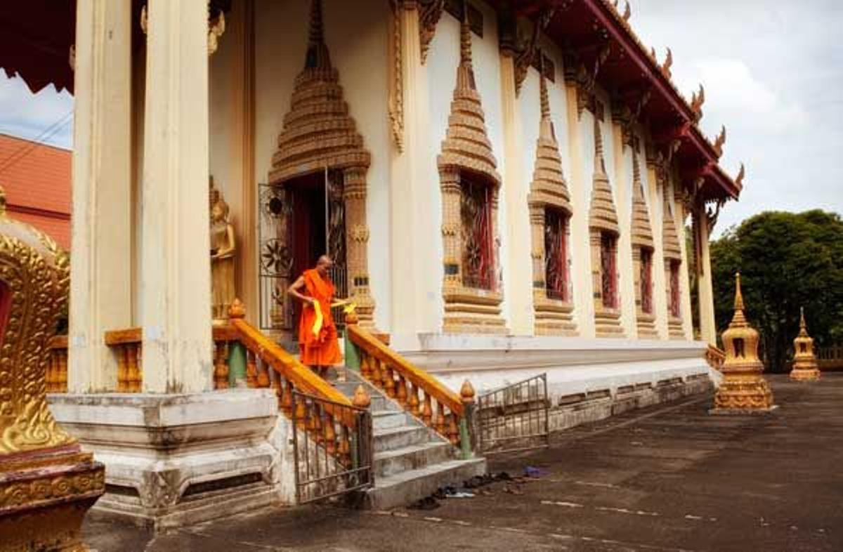 Monje budista saliendo del templo Wat Phra Thong en Thalang, el norte de Phuket.