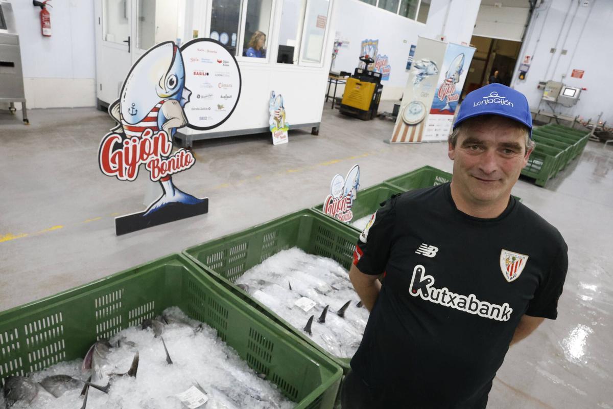 EN IMÁGENES: El primer bonito de la temporada ya está en Gijón: 2.217 kilos de "pescado del Cantábrico y de gran calidad"