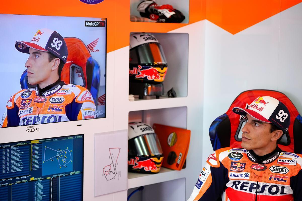 Marc Márquez (Honda) sentado en su sillón, viendo su imagen en la TV.