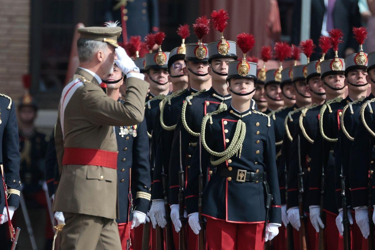 El rey Felipe VI saluda a los alumnos de la Academia General Militar en Zaragoza