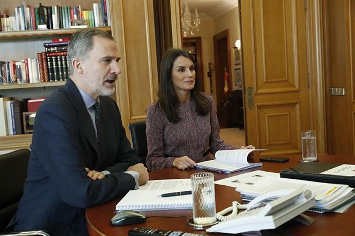Los reyes de España durante una videoconferencia