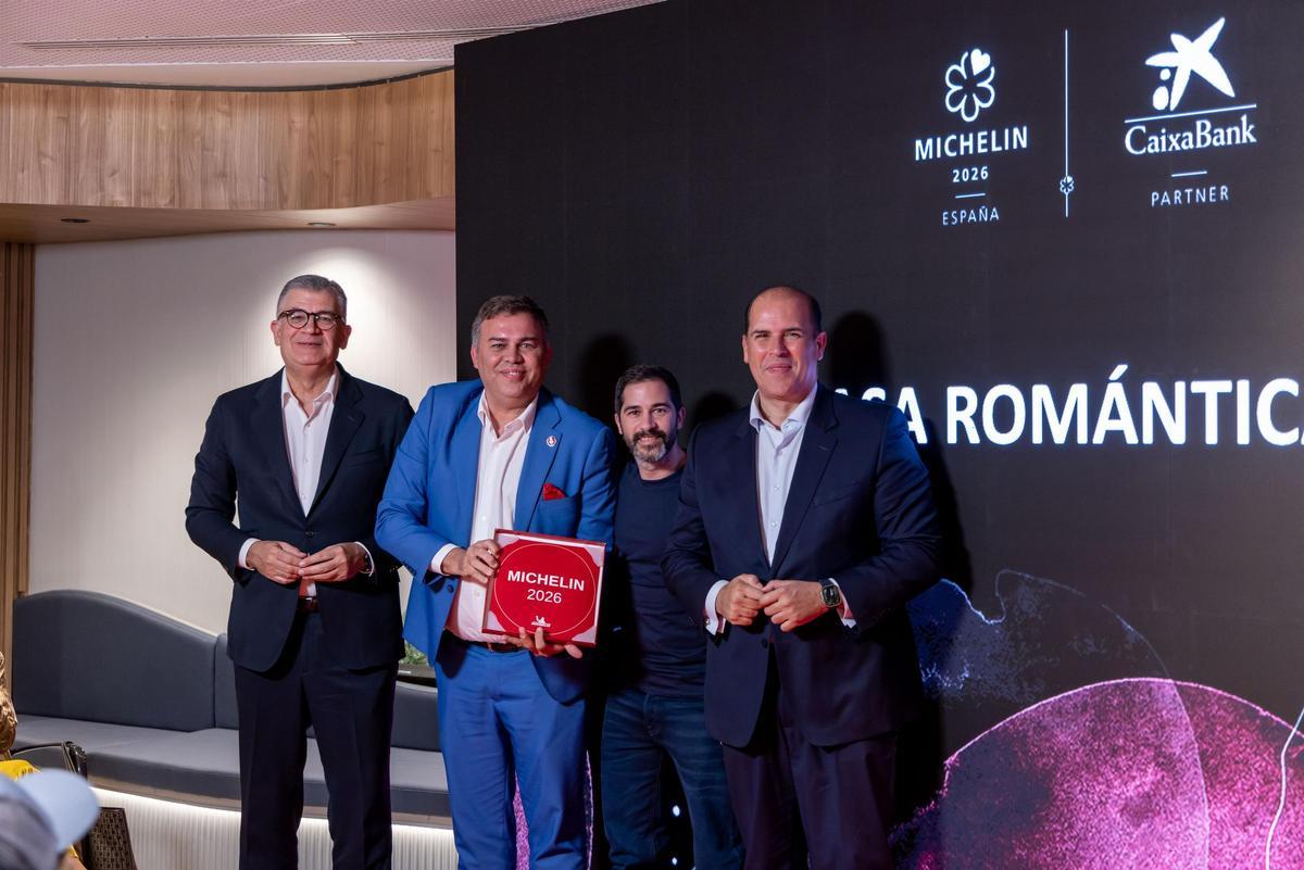 Víctor Lugo y Aridani Alonso, de Casa Romántica (centro) al recoger su placa.