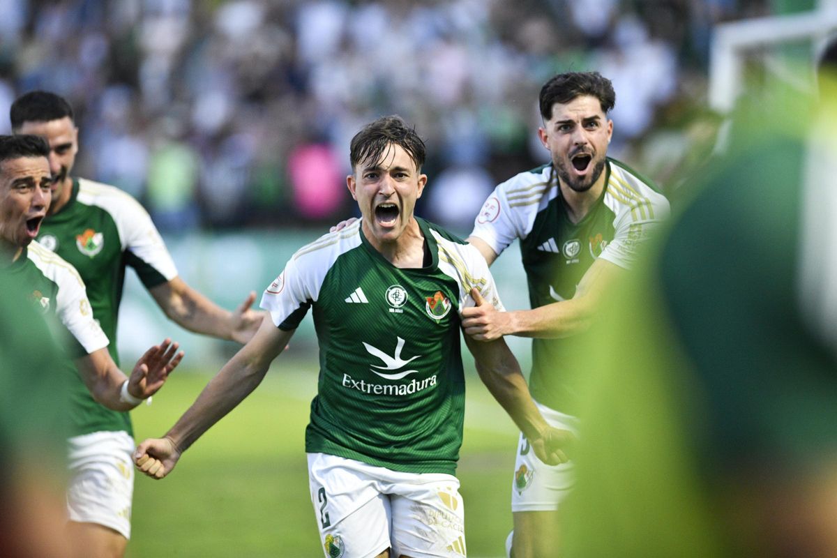 Iván Martínez, que continúa, celebrando un gol suyo el día del ascenso.