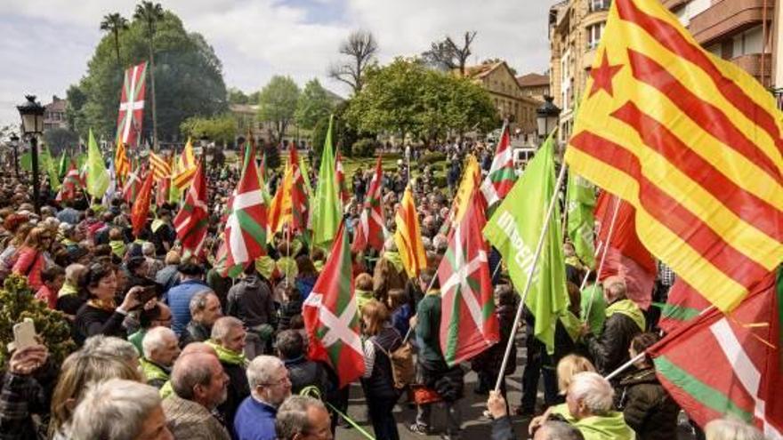 La manifestació de Gernika va incloure diverses estelades.