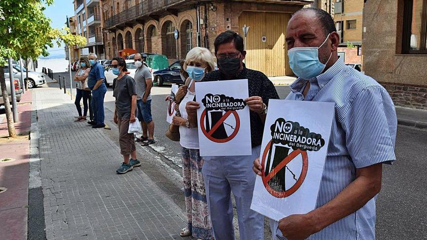 Mig centenar de persones concentrades contra la planta, a Berga, ahir