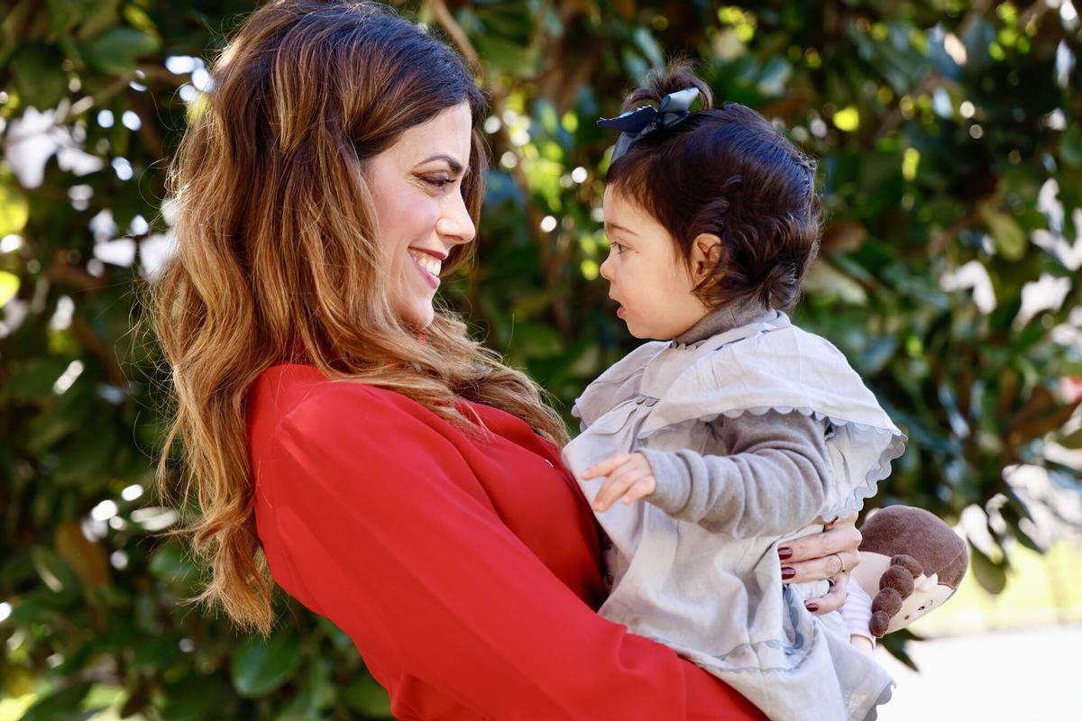 Córdoba. La delegada territorial de Sanidad de la Junta, María Jesús Botella, junto al equipo directivo y profesiones del Hospital Universitario Reina Sofía, presenta la realización de los primeros trasplantes hepáticos de donante vivo por cirugía robótica. (Hospital Reina Sofía)