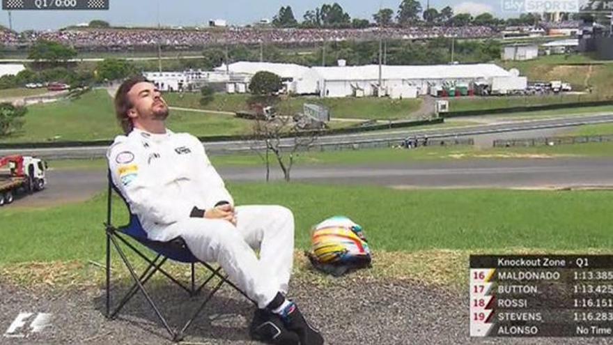 Fernando Alonso toma el sol en Interlagos tras la avería de su McLaren en la sesión de clasificación.