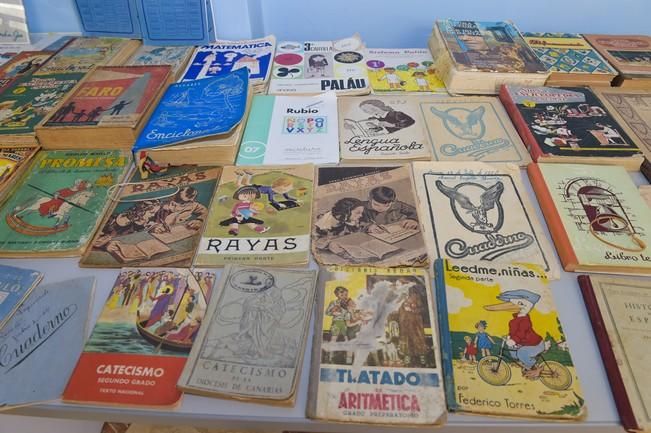 Exposición de libros y objetos antiguos, en El ...