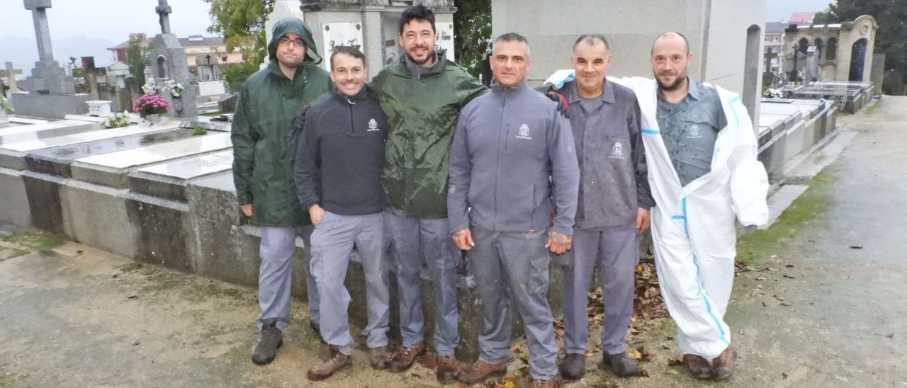 Un grupo de trabajadores del servicio de cementerios de Ourense, en el de San Francisco.