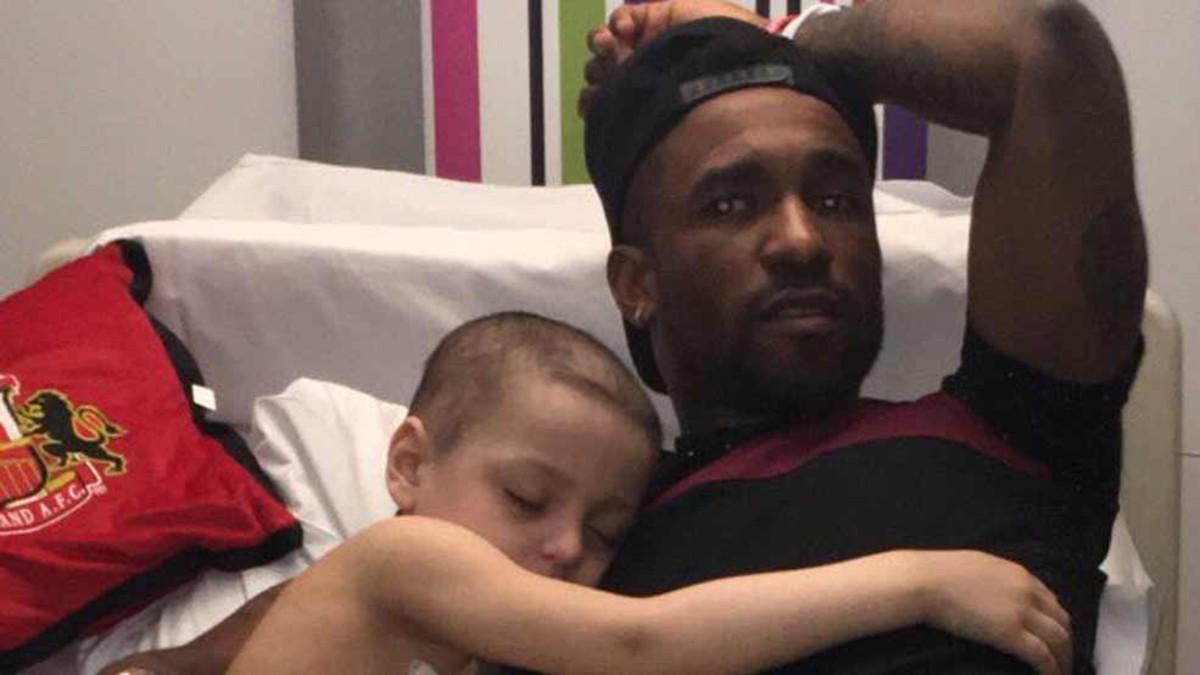 El pequeño Bradley se quedó dormido abrazado a Jermain Defoe.