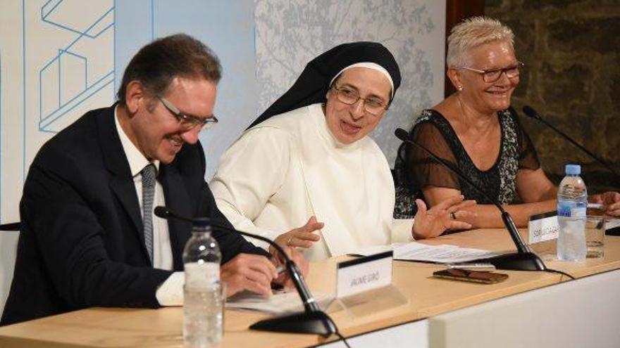 Jaume Giró, sor Lucía Caram i Mercè Rosich, a la presentació del casal de la infància, ahir