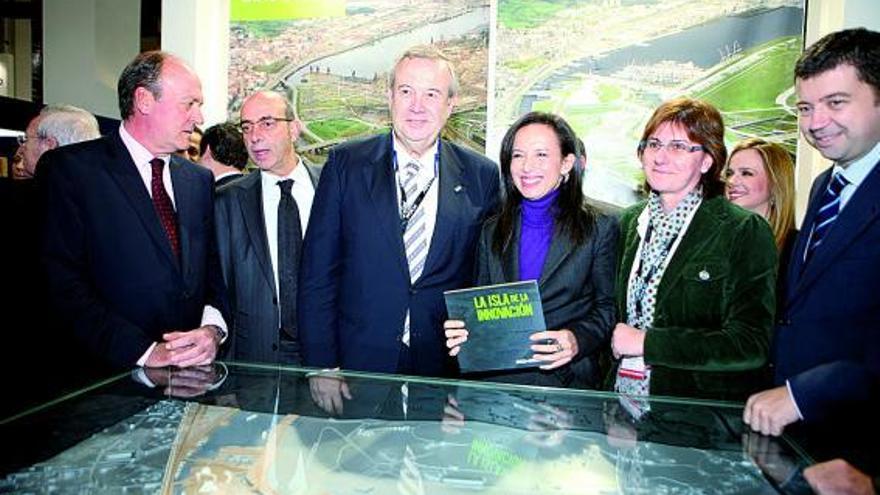 Francisco González Buendía, Beatriz Corredor y Pilar Varela, en el centro, en la presentación del proyecto.