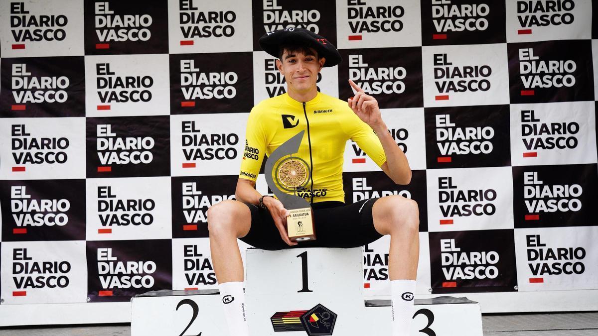 Luis Alberto Lajarín, celebrando su triunfo en la Bidasoa Itzulia
