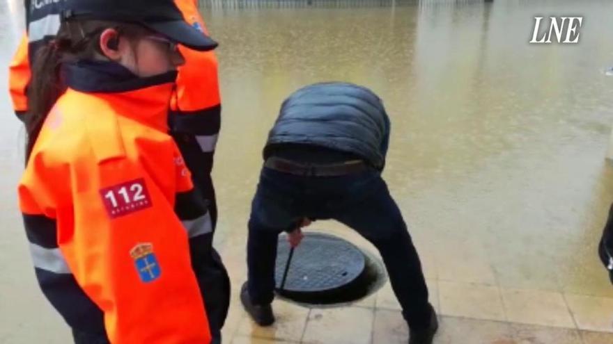 El agua anega en Oviedo la glorieta de Cerdeño