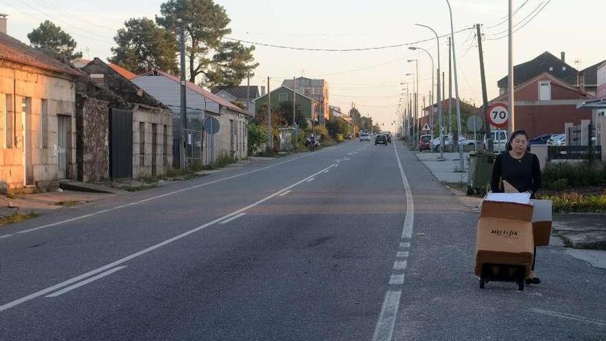 La PO-549, a su paso por San Miguel de Deiro, en Vilanova de Arousa. // FdV