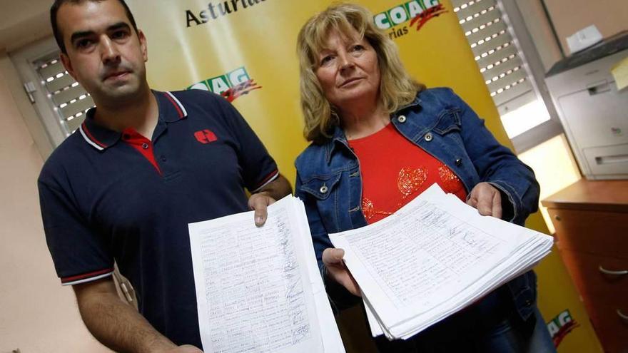 David Pérez y Mercedes Cruzado, de COAG, con las firmas recogidas.