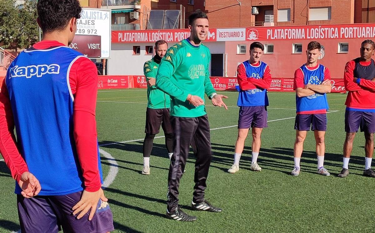 El entrenador da instrucciones a las jugadores.