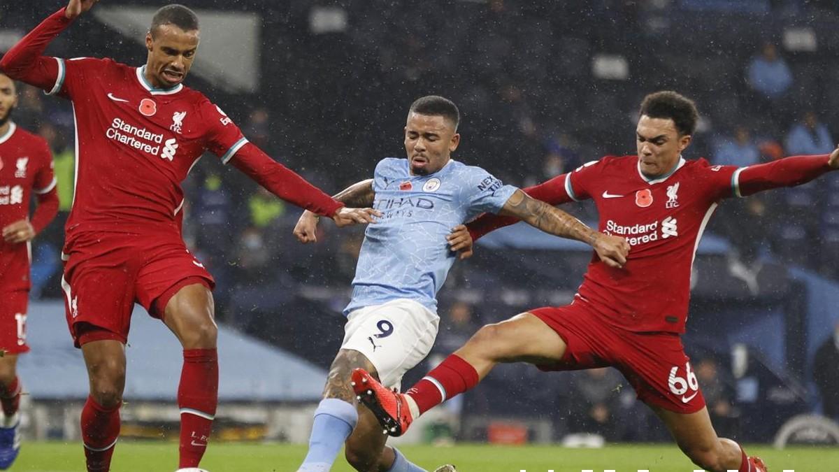 Gabriel Jesus peleando por un balón con Matip y Alexander-Arnold