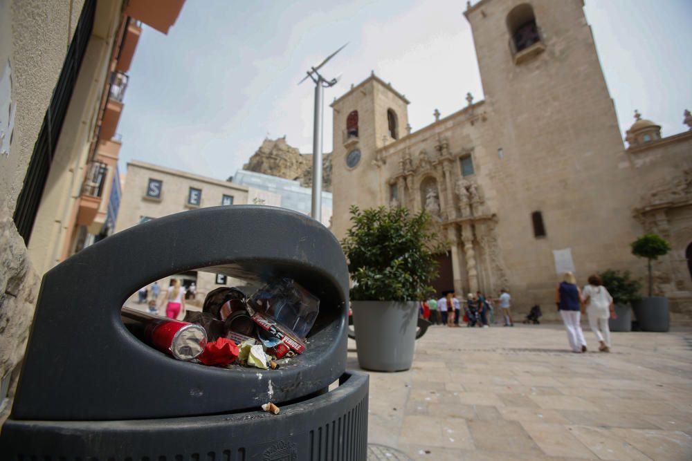 La basura vuelve a acumularse tras la segunda noche de huelga