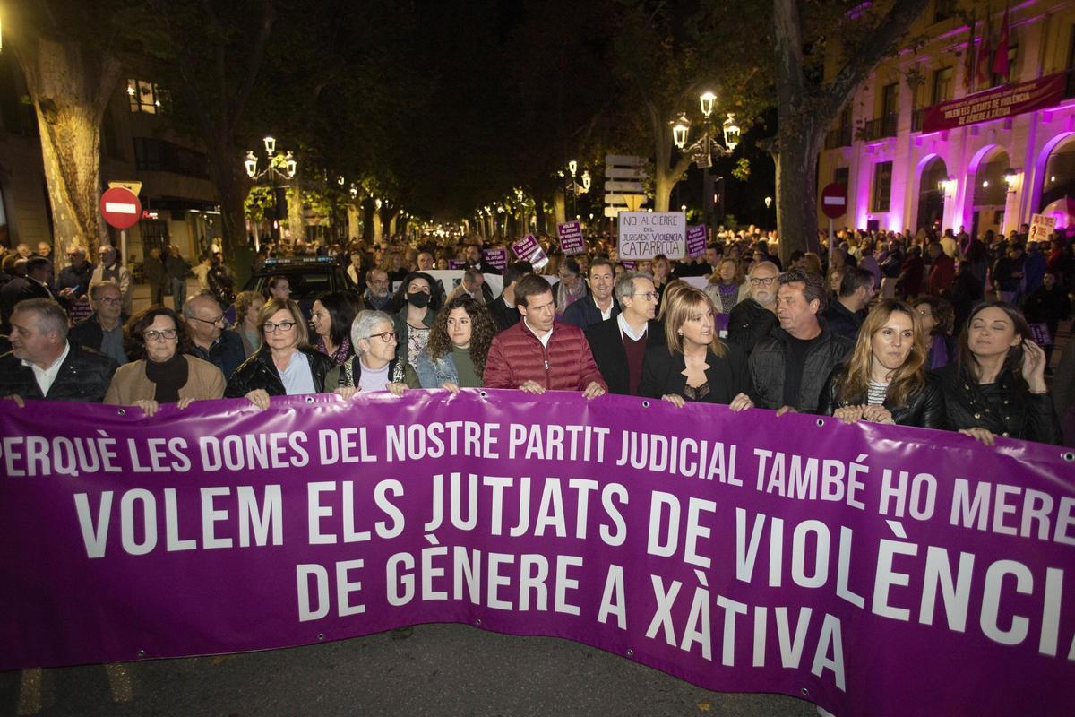 Manifestación por la recuperación de los juzgados de violencia de género en Xàtiva.