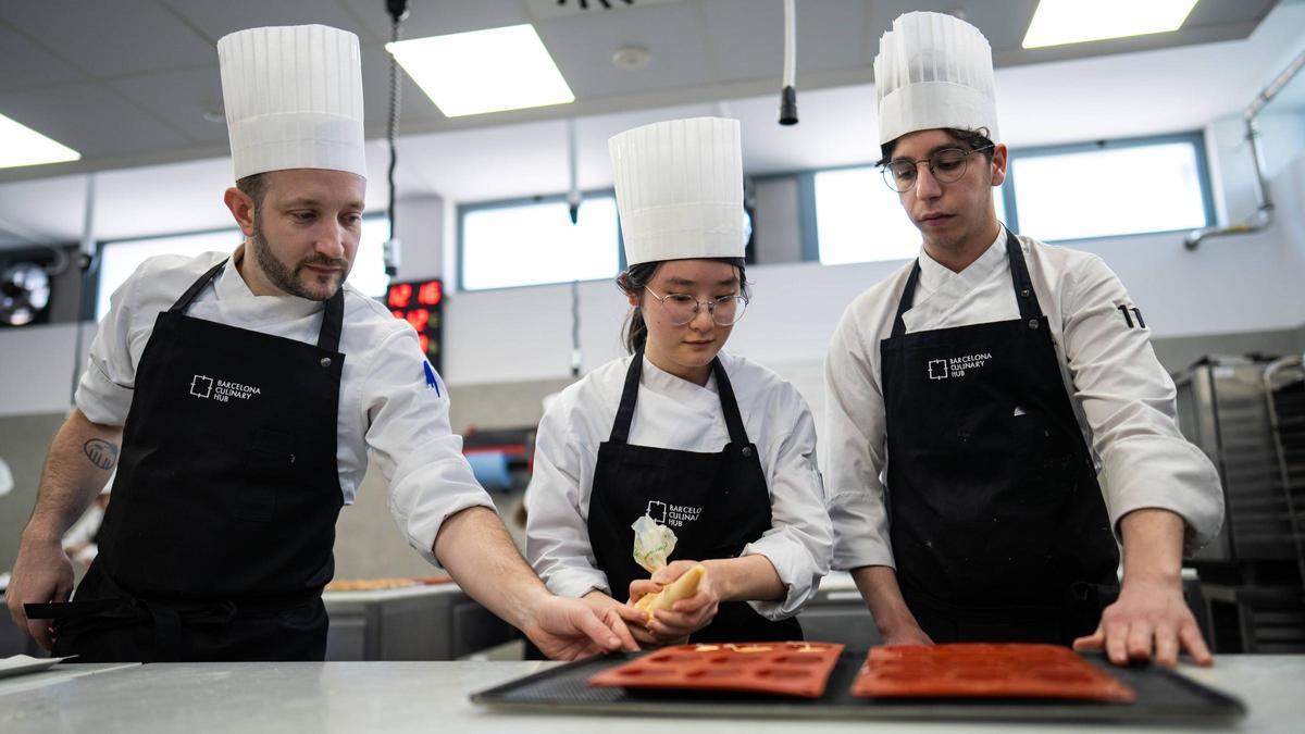 Alumnos en el obrador del Barcelona Culinary Hub by Martín Berasategui, este martes.