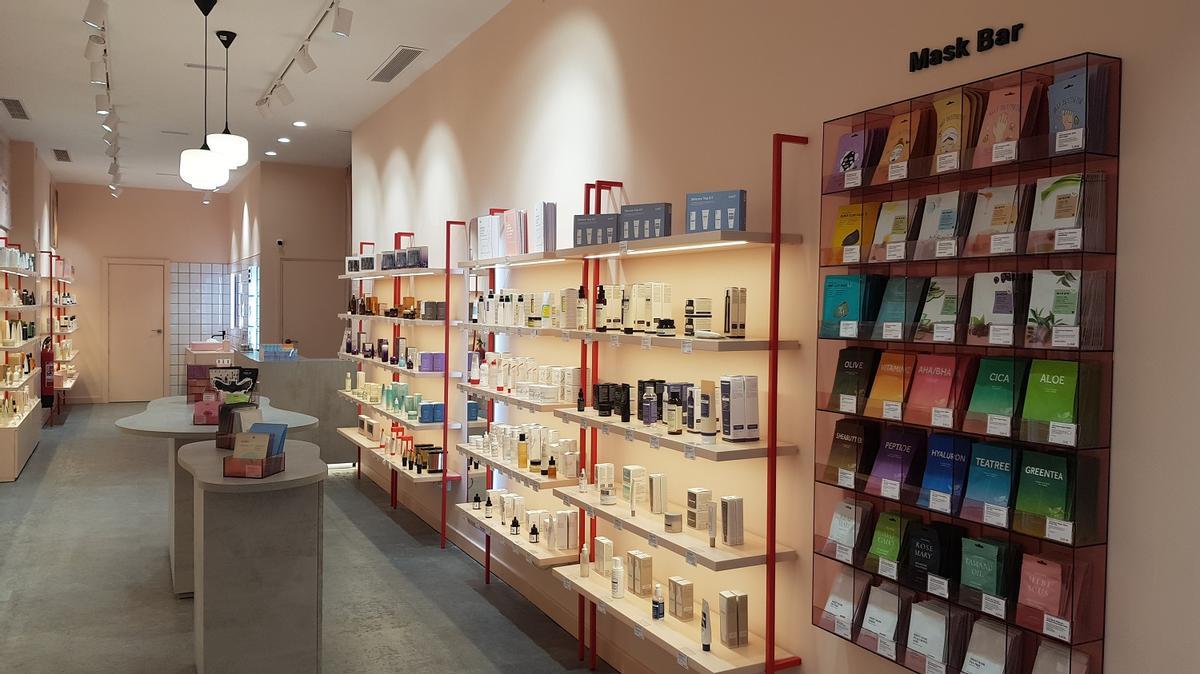 El interior del establecimiento de miin Cosmetics en Málaga, situado en la calle Especería.